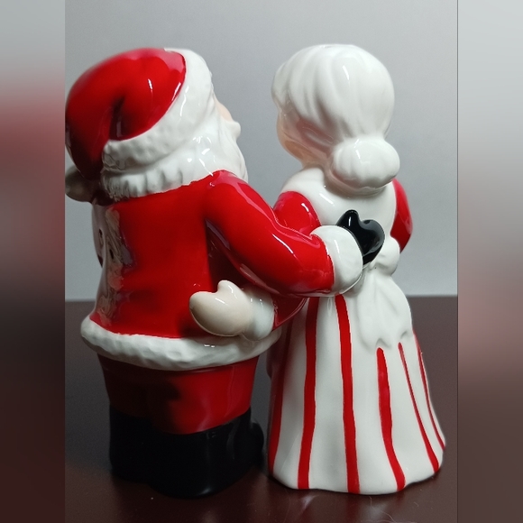AVON Hugging Interlocking Santa & Mrs Clause Ceramic Salt and Pepper Shakers - Picture 3 of 4
